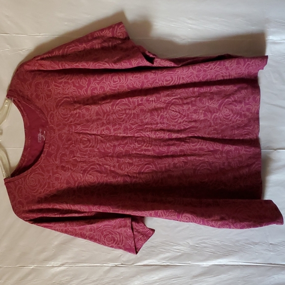 Catherines 3X Burgundy short sleeve scoop neckline with Gold outline of flowers - Picture 1 of 7